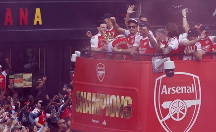 La o zi după ce a pierdut finala Ligii Campionilor, Arsenal a sărbătorit titlul de campioană a Angliei