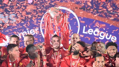 VIDEO | Liverpool a primit trofeul de campioană a Angliei, după un meci nebun cu Chelsea. Fanii au sărbătorit în faţa stadionului Anfield primul titlu după 30 de ani