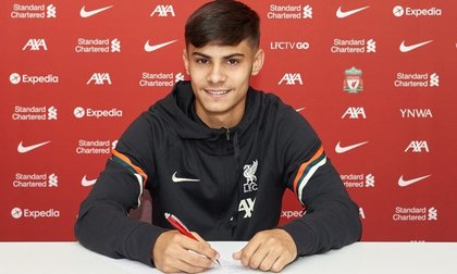 Oakley Cannonier, copilul de mingi care a ajutat Liverpool să se califice în finala Ligii Campionilor din 2019, a semnat primul contract de profesionist
