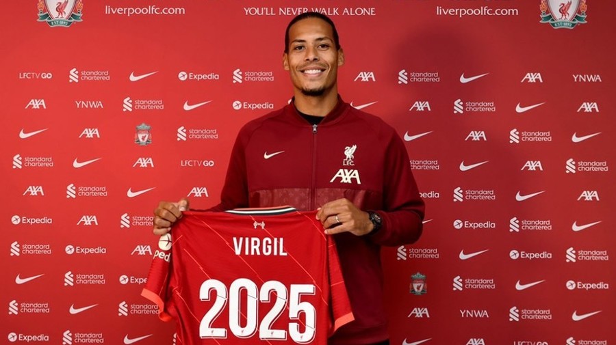 Fundaşul olandez Virgil Van Dijk şi-a prelungit contractul cu Liverpool