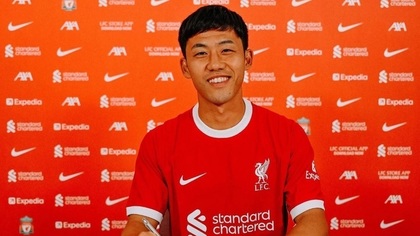 Liverpool l-a prezentat oficial pe japonezul Wataru Endo
