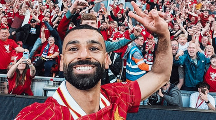 Mohamed Salah şi-a făcut un selfie cu fanii la meciul care a adus titlul echipei Liverpool. Ce se ascunde în spate