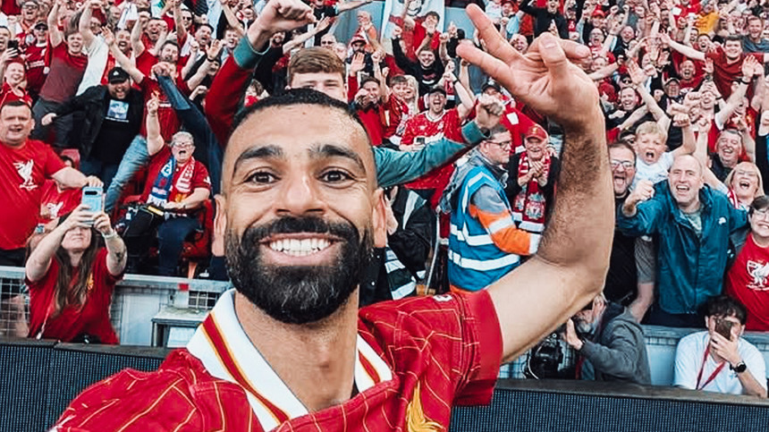 Mohamed Salah şi-a făcut un selfie cu fanii la meciul care a adus titlul echipei Liverpool. Ce se ascunde în spate