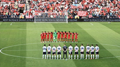 Jucătorii şi fanii echipei Liverpool i-au adus un omagiu lui Diogo Jota la primul meci de după moartea atacantului