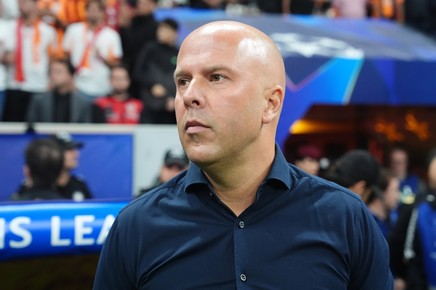 Britanicii au dat de pământ cu Arne Slot, după ce Liverpool a fost învinsă de Galatasaray: „Siguranţa l-a părăsit”