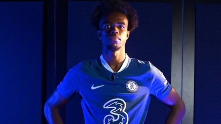 Chelsea l-a transferat pe Chukwuemeka de la Aston Villa