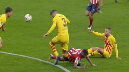 Gerard Pique a suferit o entorsă la genunchiul drept în meciul cu Atletico Madrid