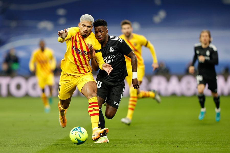 E oficial, Ronald Araujo a semnat prelungirea cu FC Barcelona. Uruguayanul va avea clauză de reziliere 1 miliard de euro 