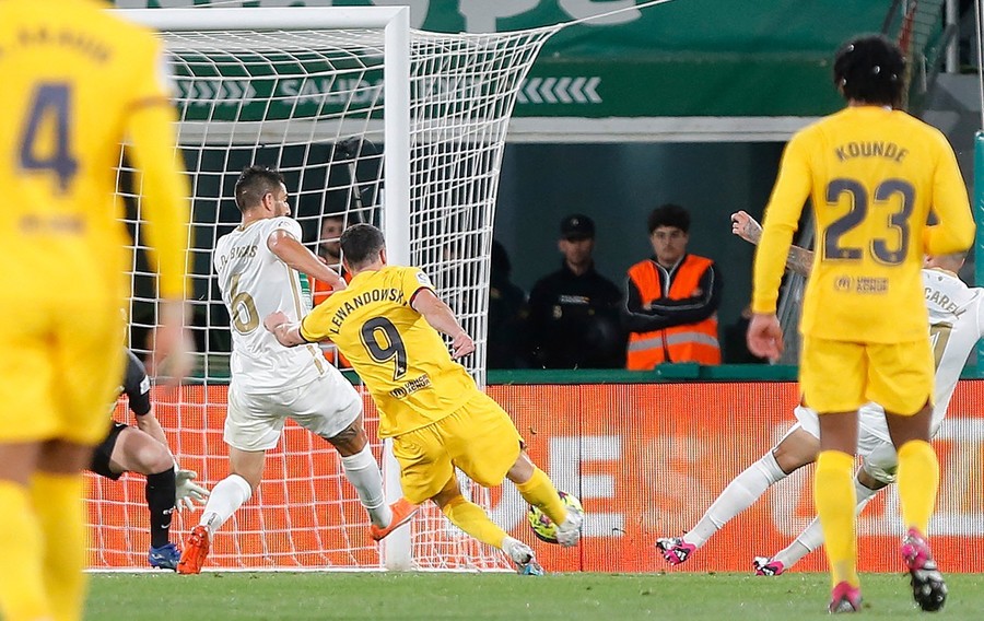 VIDEO ǀ Elche – Barcelona 0-4. Robert Lewandowski a făcut spectacol! Dublă şi pasă de gol pentru starul polonez