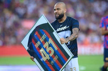 Dani Alves va fi audiat din nou de judecător în cazul în care este acuzat de viol! Legenda Barcelonei a oferit trei versiuni diferite ale faptelor