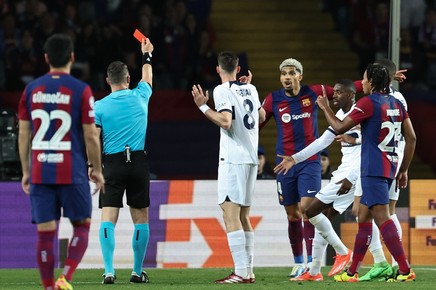 UEFA a sancţionat FC Barcelona pentru gesturi rasiste la meciul cu PSG