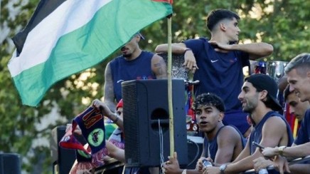 Premierul spaniol se declară "mândru” de Yamal, după ce acesta a fluturat drapelul palestinian în timpul sărbătoririi titlului câştigat de Barça

