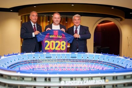 Hansi Flick şi-a prelungit contractul cu FC Barcelona