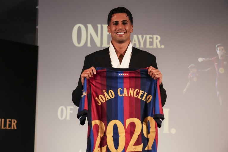 FC Barcelona l-a transferat definitiv pe Joao Cancelo
