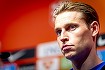 Frenkie de Jong a găsit metoda prin care le îngreunează misiunea celor care vând tricouri cu autograful său