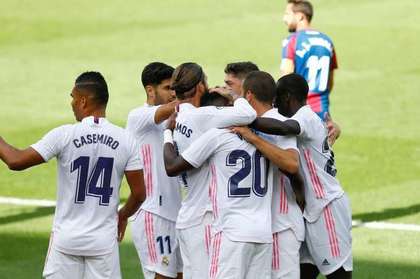 În sfârşit Real Madrid îşi întăreşte defensiva. Vrea un super-fundaş şi îl aduce la un preţ redus, 11.6 milioane de euro 