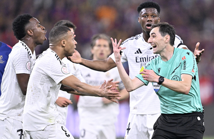 Scene incredibile în finala Cupei Spaniei! Un jucător de la Real Madrid a avut o criză de nervi şi a aruncat cu un obiect către arbitru! Nu mai puţin de 3 fotbalişti au fost eliminaţi