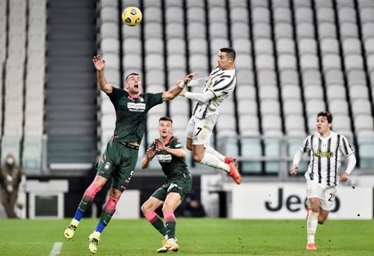 VIDEO | Juventus - Crotone 3-0. Cristiano Ronaldo, golgheter în Serie A! Starul portughez a 'zburat' pentru a trimite mingea în poartă