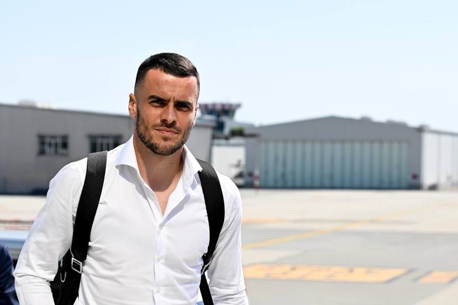 Transferul s-a oficializat! Juventus l-a prezentat pe Filip Kostic 