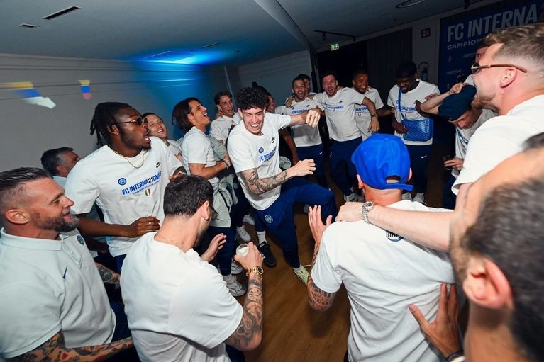 Inter Milano a publicat un nou filmuleţ în care jucătorii sărbătoresc titlul pe melodia "Made in Romania" 