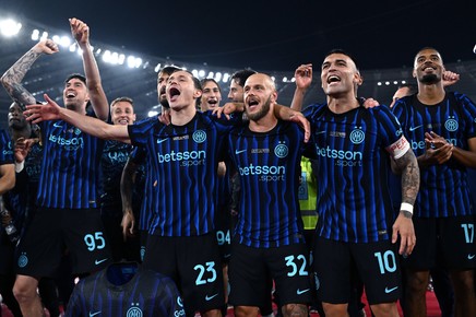 Cristi Chivu poate pierde un om de bază! Real Madrid şi Barcelona se bat pentru semnătura starului de 70.000.000 de euro de la Inter
