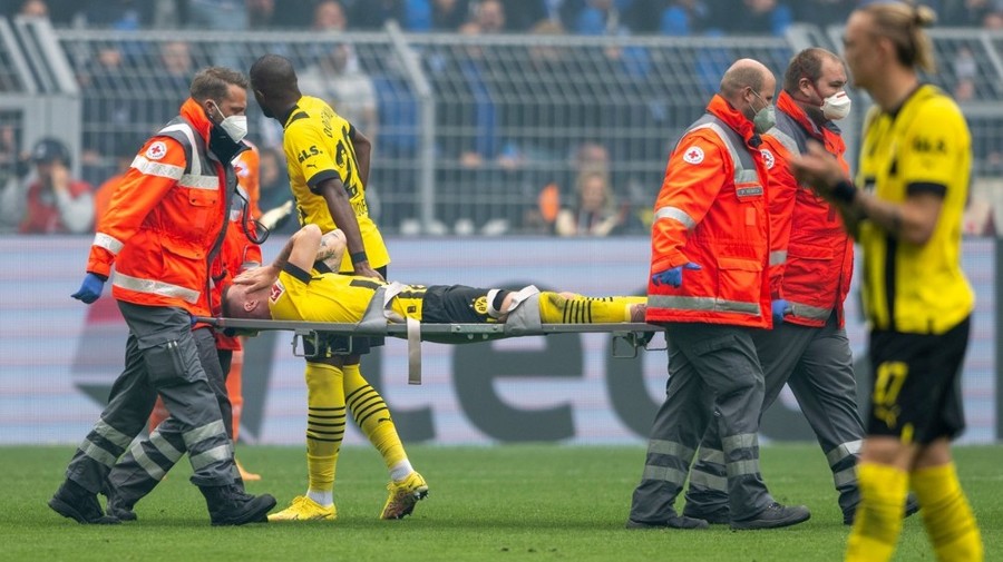 VIDEO ǀ Ghinionul îl loveşte din nou pe Marco Reus! Simbolul lui BvB, scos cu targa de medici