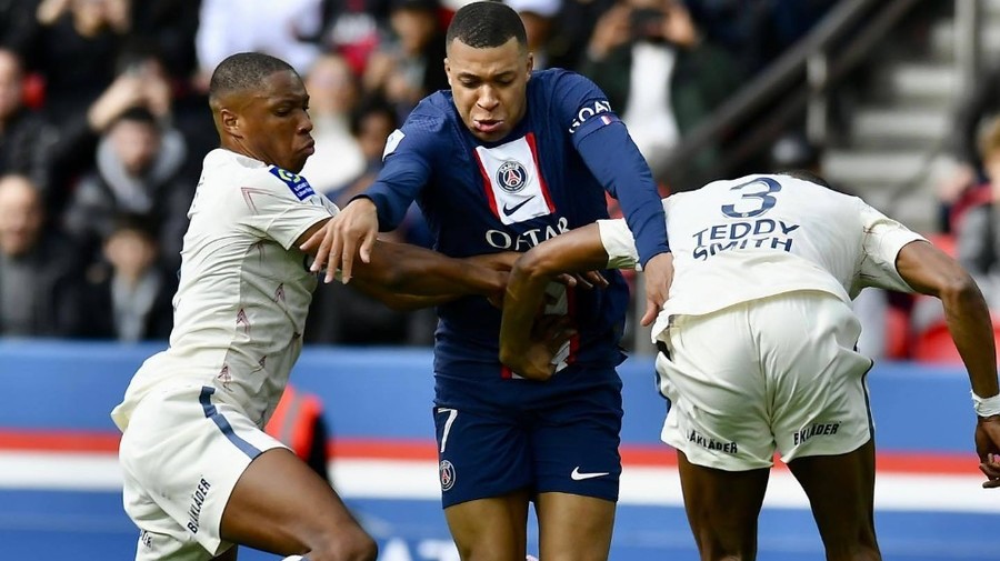 VIDEO ǀ PSG – Lille 4-3! Dublă pentru Mbappe, gol la ultima fază pentru Messi din lovitură liberă. Neymar a marcat, dar a ieşit accidentat grav