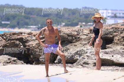 În mijlocul negocierilor cu PSG, Luis Enrique s-a dus la plajă la Ibiza 