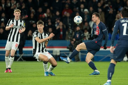 Antrenorul lui Newcastle şi-a ieşit din minţi după ce PSG a primit în prelungiri penalty-ul din care a egalat: ”Trebuie să mă controlez. O decizie greşită. Este atât de frustrant!”
