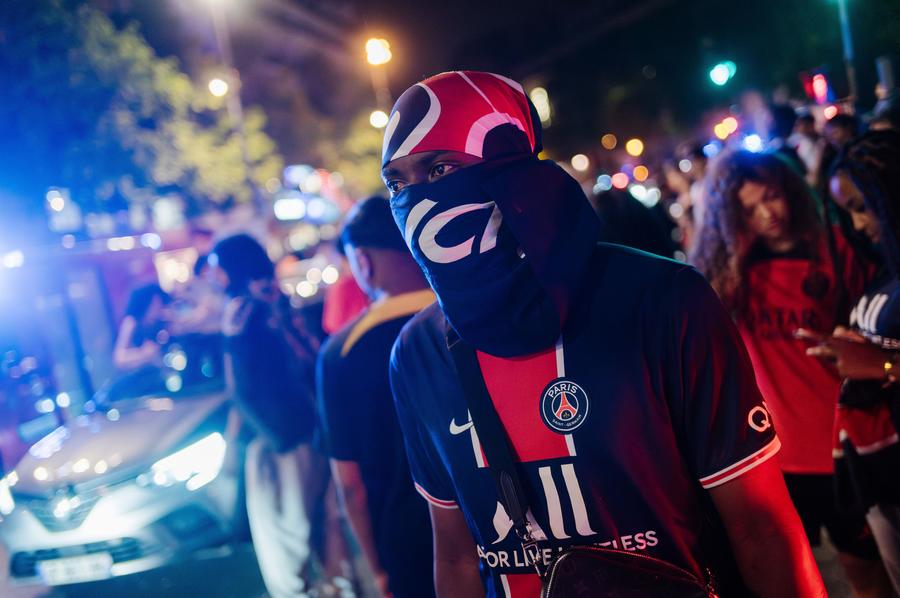 Pedepse cu închisoarea pentru unii autori ai violenţelor de după triumful echipei PSG în Liga Campionilor