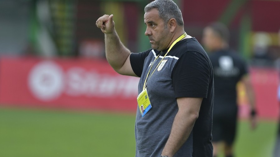 Alexandru Pelici îşi felicită jucătorii pentru victoria cu Sepsi. ”Încerc să dau şanse jucătorilor care au adus echipa aici”