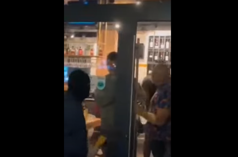 Scandal în Bănie, între suporteri. Doi bărbaţi, ameninţaţi de două persoane cu feţe acoperite. Una dintre victime ar fi liderul peluzei FC U Craiova 

