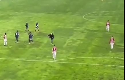 VIDEO ǀ Un suporter a intrat pe teren la meciul Sivasspor – Fiorentina şi a lovit un jucător