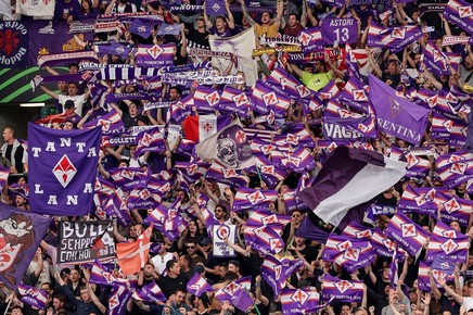 FOTO & VIDEO ǀ Fani ai Fiorentinei, arestaţi la Praga înaintea finalei Conference League