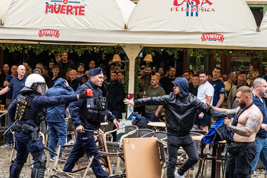 Ciocniri violente între fanii echipelor Chelsea şi Betis înaintea finalei Conference League | VIDEO