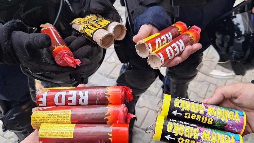 Zeci de suporteri israelieni, veniţi la partida dintre Beitar Ierusalim şi FK Sutjeska Niksic, care se desfăşoară la Ploieşti, prinşi cu materiale pirotehnice şi substanţe posibil interzise