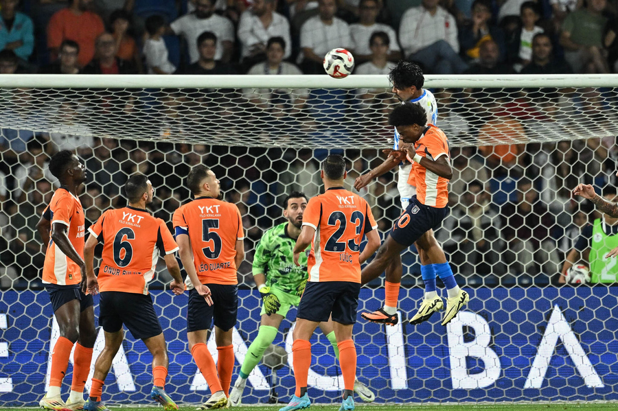 Patronul lui Istanbul Başakşehir pune la bătaie o primă uriaşă! Câţi bani ar putea încasa jucătorii dacă trec de Universitatea Craiova