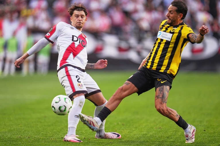 VIDEO | Rayo Vallecano - AEK Atena 3-0. Andrei Raţiu câştigă clar duelul cu Răzvan Marin din Conference League