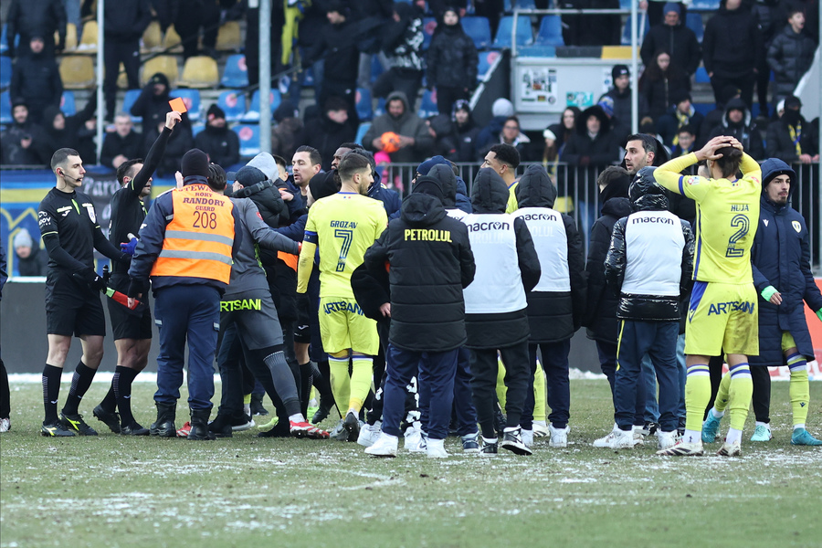 Petrolul, protest fulger pe contul oficial după înfrângerea cu UTA! Arbitrii nu au scăpat de ironiile ploieştenilor după scandalul de la finalul meciului