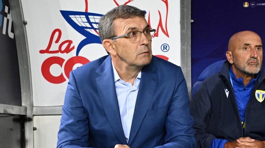 VIDEO | Eugen Neagoe s-a dezlănţuit la finalul meciului de debut pe banca Petrolului: „Se poartă de parcă e prea şmecher. Dacă acolo a fost henţ, atunci eu sunt preşedintele României”