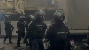 VIDEO | Incidente serioase la Rapid – Petrolul! Jandarmii au intervenit cu substanţe iritant-lacrimogene după ce fani ai oaspeţilor au comis acte de violenţă