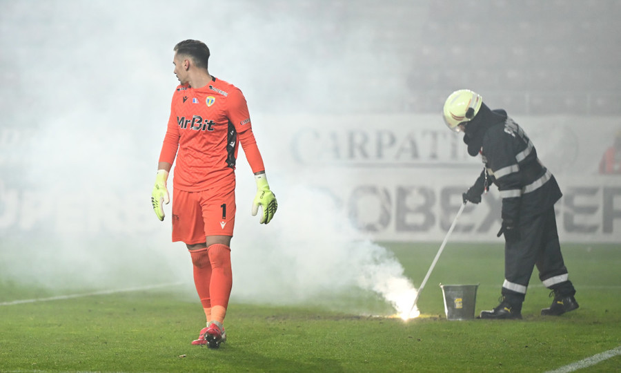 ”Şi colegii ar pune capul în gheată pentru mine”. Portarul Petrolului i-a exasperat pe rapidişti cu paradele sale