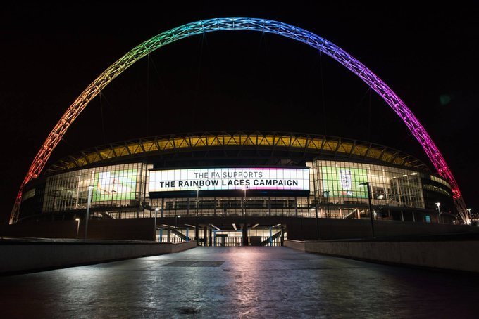 Stadionul Wembley din Londra, luminat în culorile curcubeului înaintea meciului dintre Anglia şi SUA de la CM
