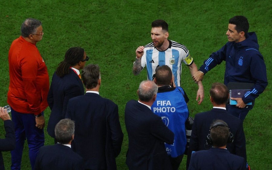 VIDEO | Messi, implicat în două conflicte la finalul meciului cu Olanda: "La ce te uiţi, prostule!?". Weghorst reacţionează: "Am rămas dezamăgit!"