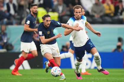 S-au terminat sferturile CM: Anglia - Franţa 1-2! Giroud şi Tchouameni au marcat din pasele lui Griezmann. Kane a transformat şi a risipit câte un penalty