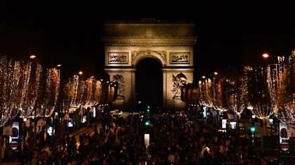 Peste 70 de persoane arestate pe Champs-Elysees, unde fanii Marocului şi Franţei au sărbătorit calificarea în semifinalele CM