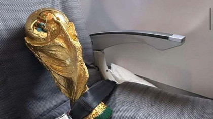 Cupa Mondială a avut locul său în avionul Argentinei şi a fost legată cu centura de siguranţă. Cât cântăreşte şi cât costă trofeul