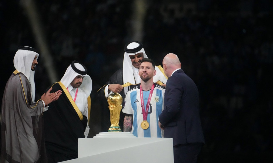 Se putea produce un scandal imens dacă Leo Messi nu accepta bisht-ul primit de la emirul Qatarului 
