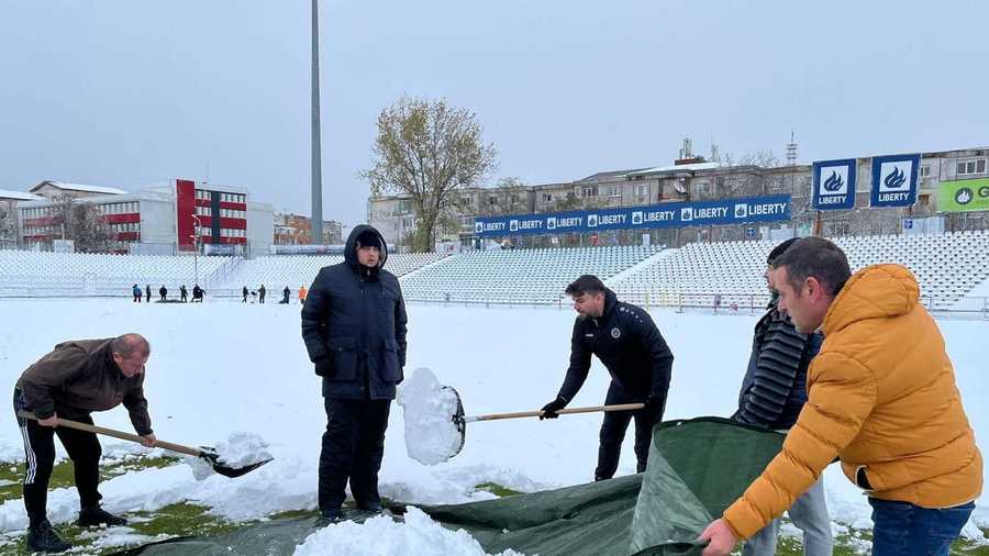 Din dragoste pentru fotbal! Cu Dorinel Munteanu în frunte, fanii Oţelului au deszăpezit terenul din Galaţi