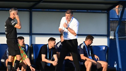 Gazonul de la Clinceni face victime! Laszlo Balint a anunţat că un jucător de la Oţelul are probleme medicale după meciul cu Unirea Slobozia: ”E foarte denivelat, sunt pietre pe alocuri, nisipos”